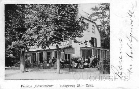 1e Hogeweg-1907-001.jpg - Pension Boschzicht aan de 1e Hoogeweg 25. Later kwam hiernaast de City-bioscoop. Begin 1900 was het koffiehuis, zomer- en winterlogement en pension Boschzicht, men kon hier voor 1,15 gulden logeren. Opname van 1907. Nu slijterij Gall en Gall, hoek Meester de Klerkstraat.